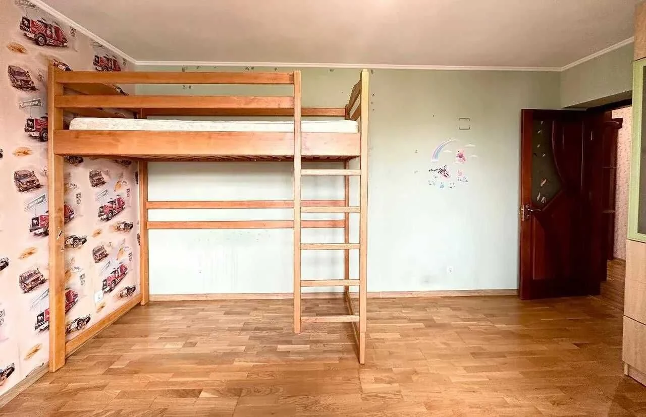 Cozy and warm 3-bedroom apartment with renovation in a quiet