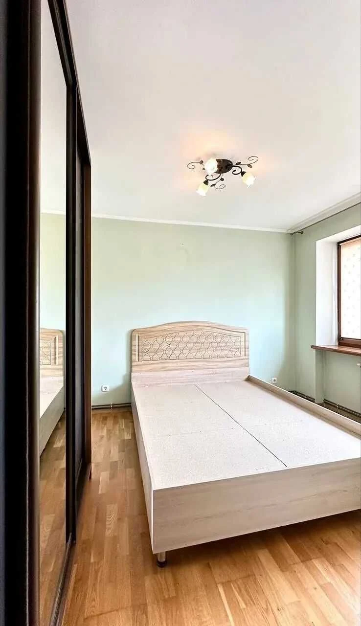 Cozy and warm 3-bedroom apartment with renovation in a quiet