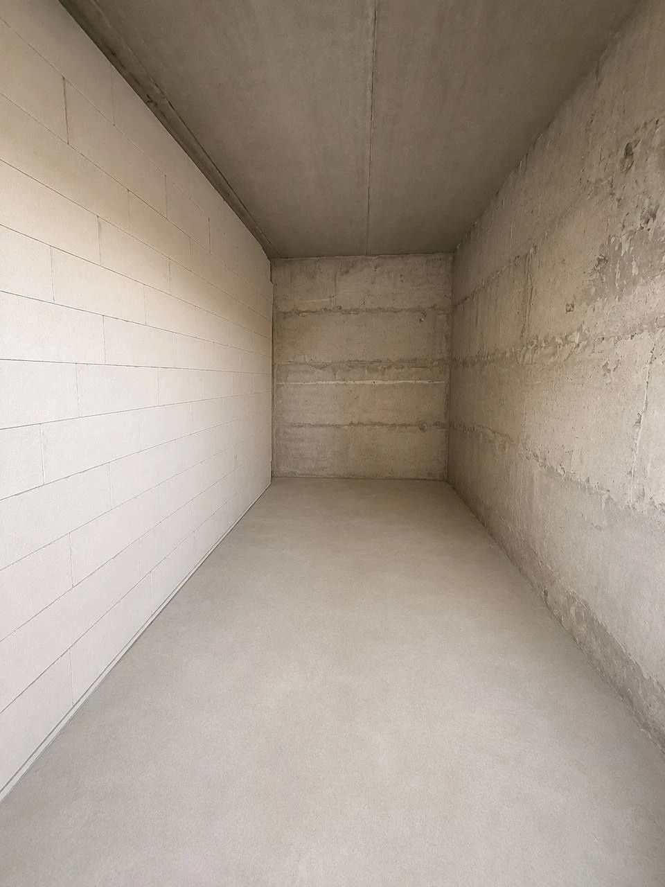 Sale of a modern 1-bedroom apartment with a storage room