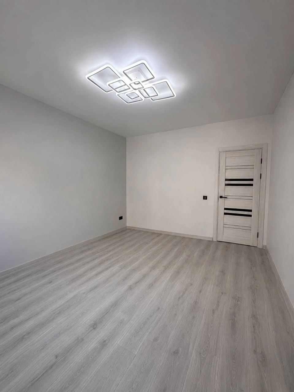 Sale of a modern 1-bedroom apartment with a storage room