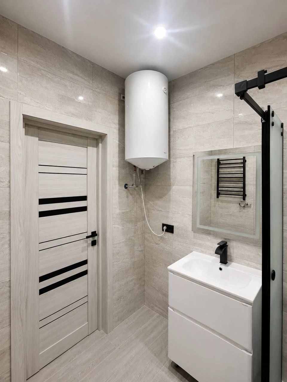 Sale of a modern 1-bedroom apartment with a storage room