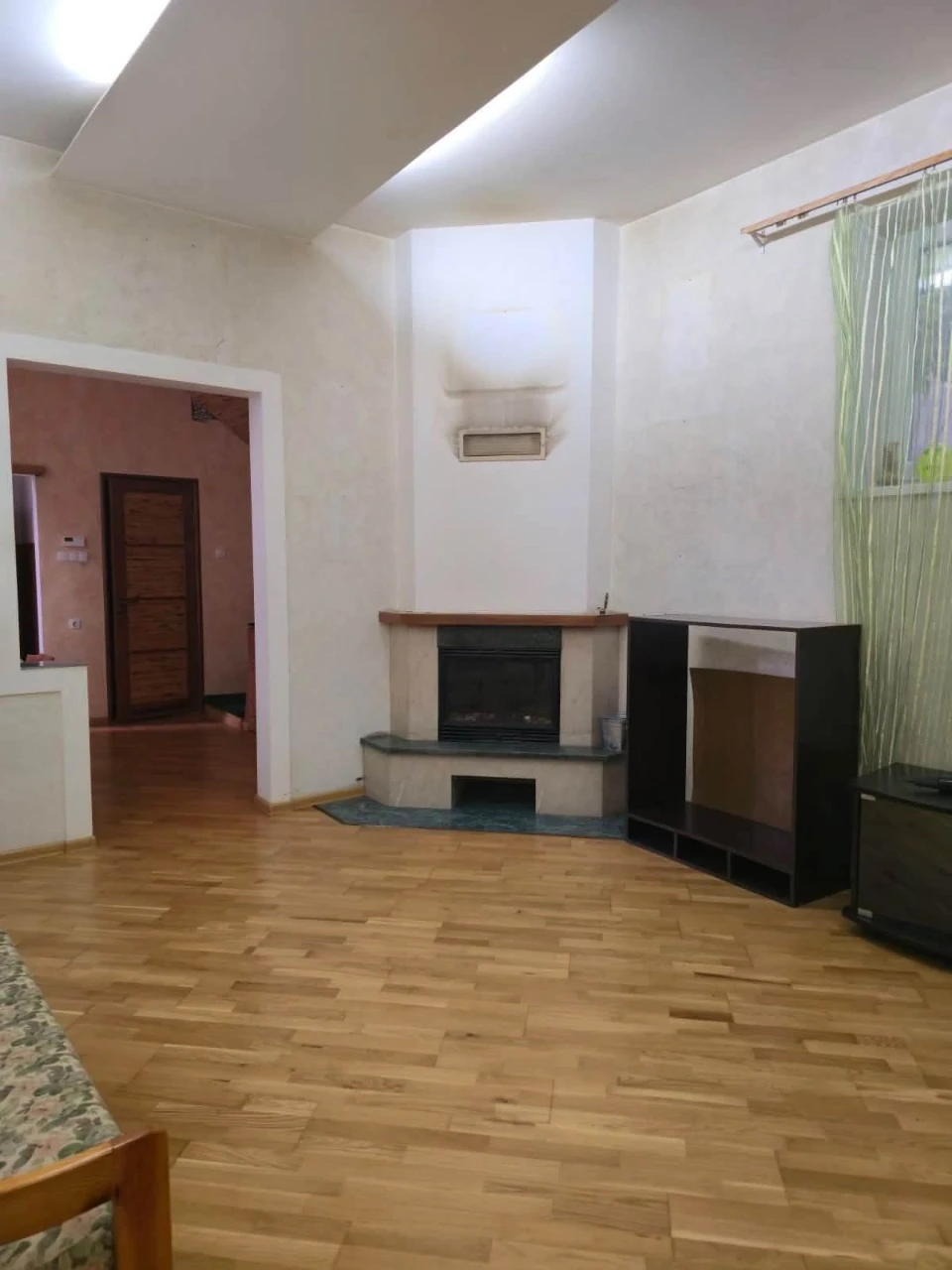 Продается дом типа напівособняка в центре