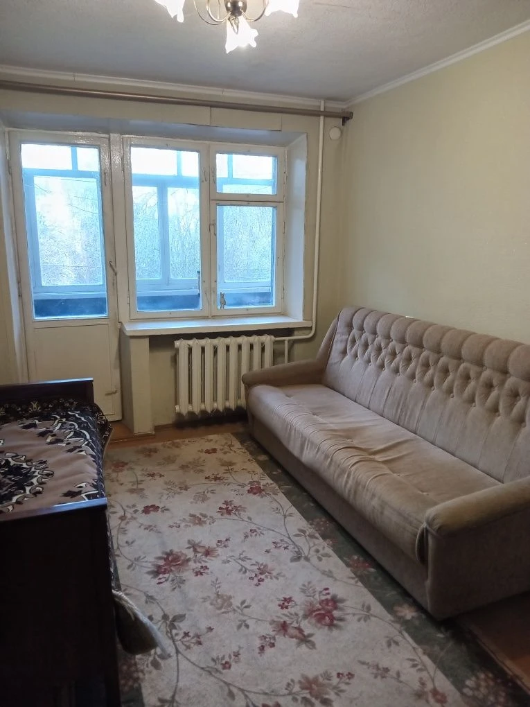Продам 2 розд. кімн. р-н 13 школи, 2/5 поверх