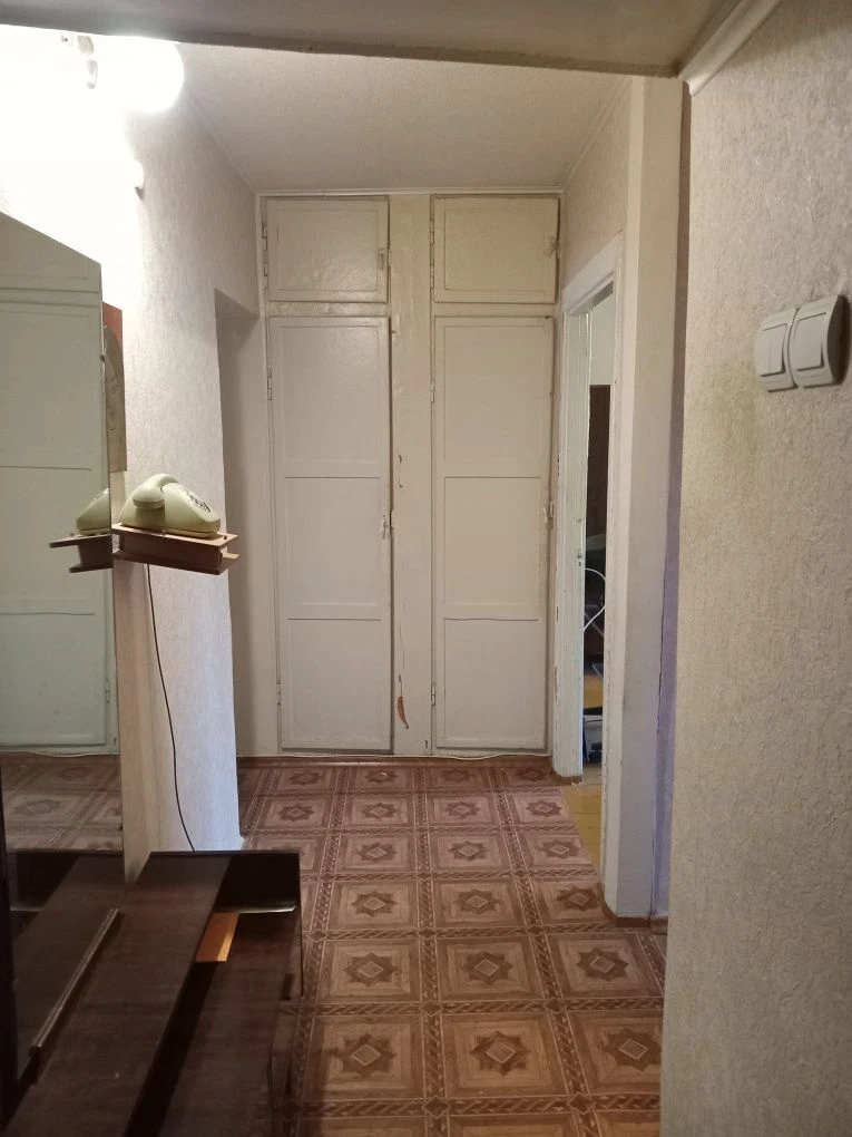 Продам 2 розд. кімн. р-н 13 школи, 2/5 поверх