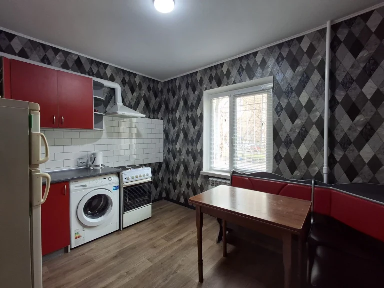 Urgent Sale: 1-Bedroom Apartment in Pozniaky