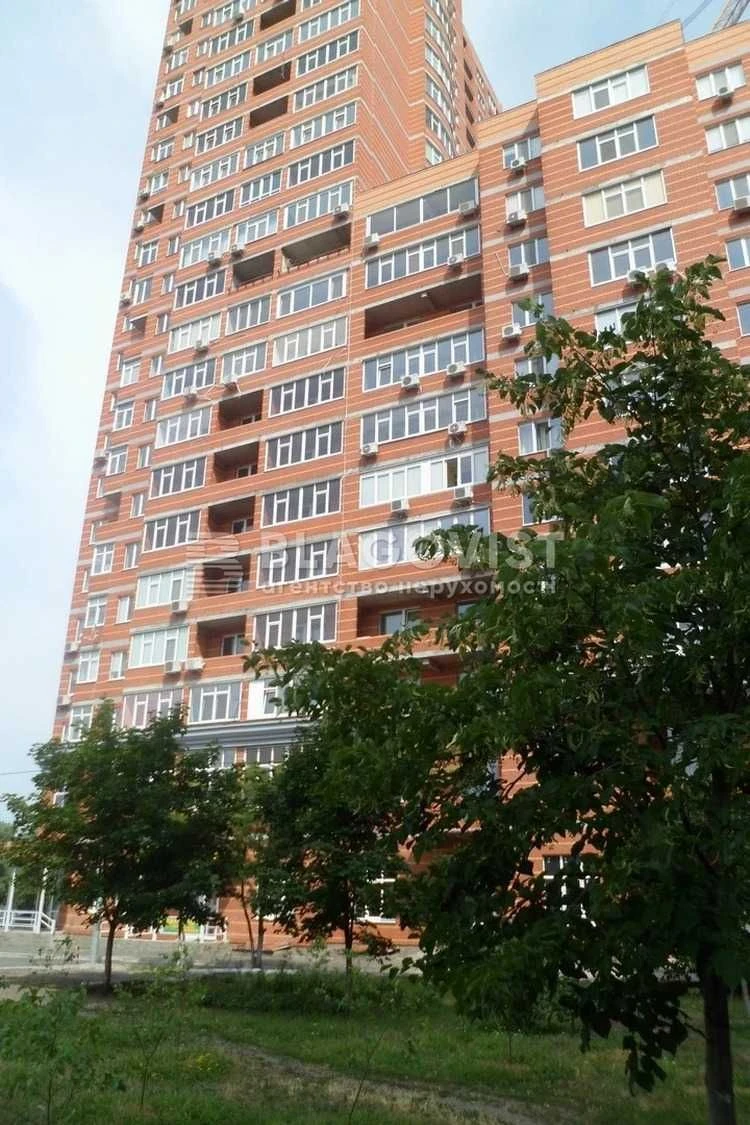 Продается 3-комнатная квартира на Ревуцкого