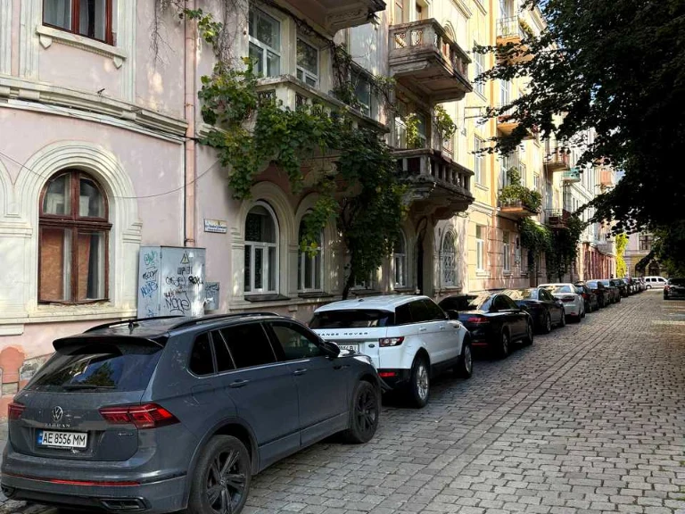 Apartment. Mykhailo Hrushevs'kyy Street, Chernivtsi