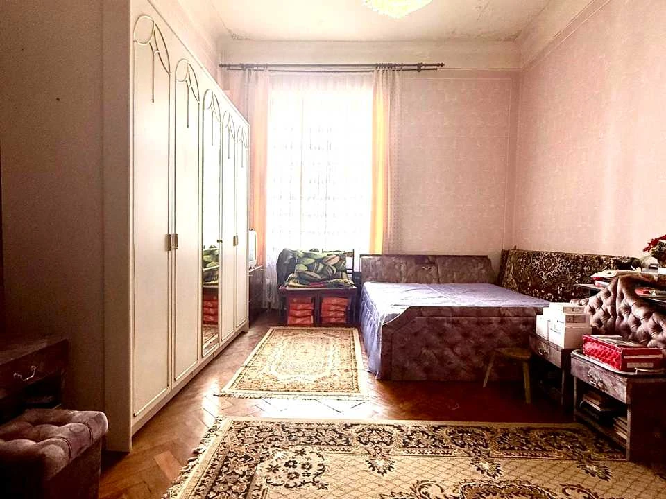 Apartment. Mykhailo Hrushevs'kyy Street, Chernivtsi