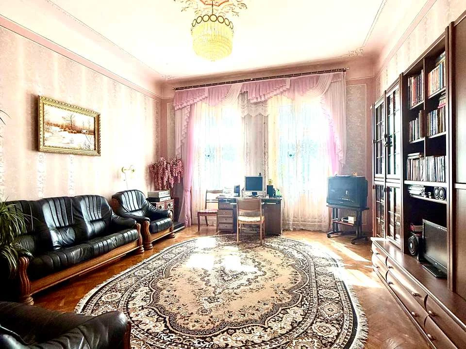 Apartment. Mykhailo Hrushevs'kyy Street, Chernivtsi