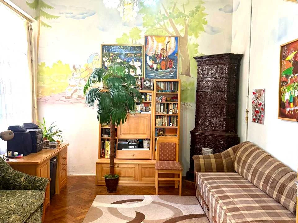 Apartment. Mykhailo Hrushevs'kyy Street, Chernivtsi