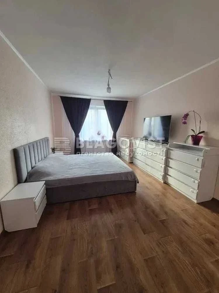Продается 3-комнатная квартира на ул. Ревуцкого Дарницкий