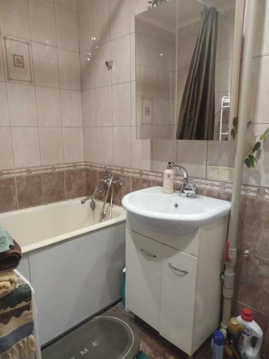 Price reduced. Two-room apartment for sale. Kommunalny Market.