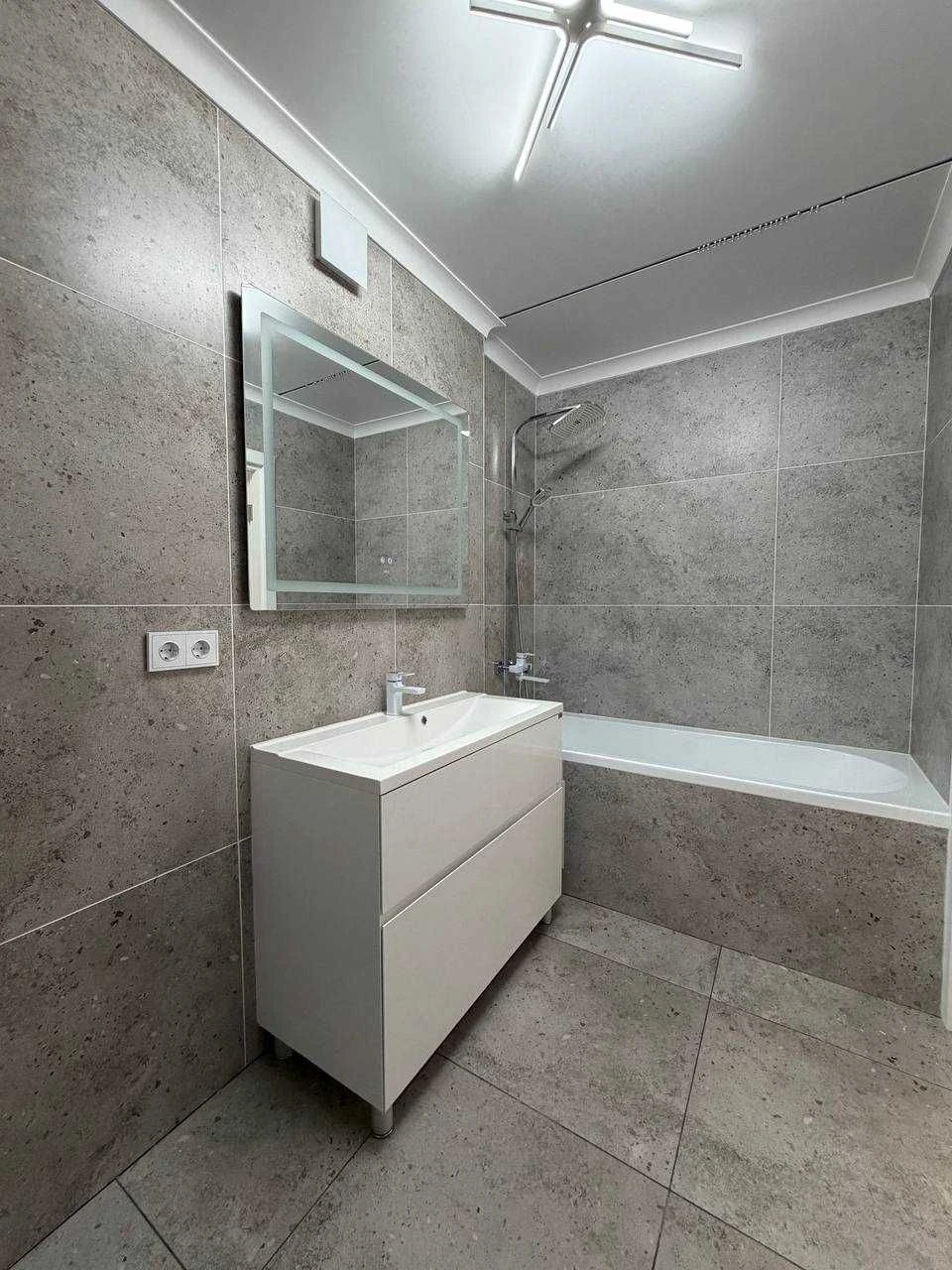 Sale of a 2-room apartment in a new building