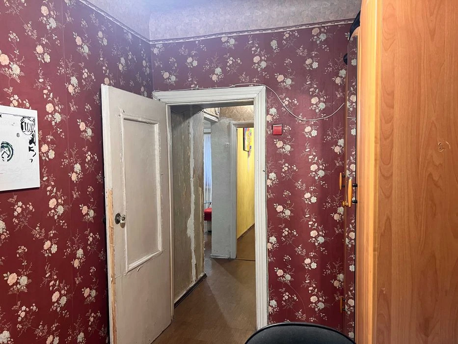 Selling a 3-room apartment on Postysheva Street.