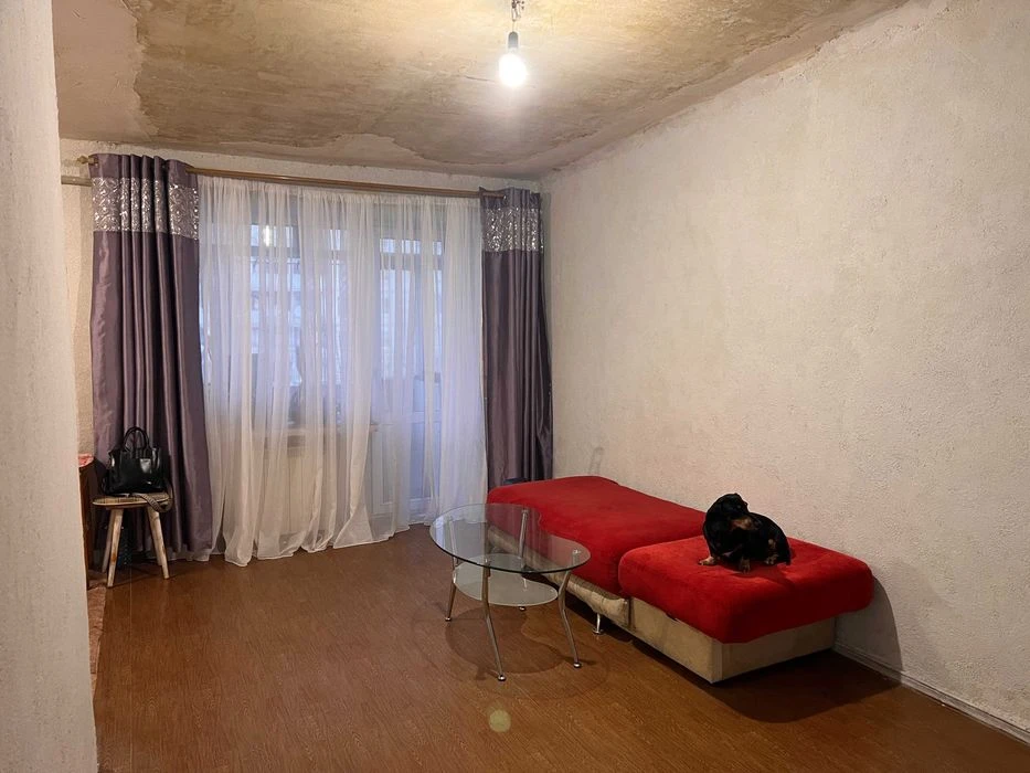 Selling a 3-room apartment on Postysheva Street.