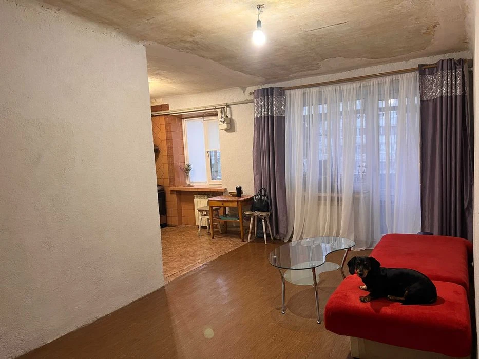 Selling a 3-room apartment on Postysheva Street.