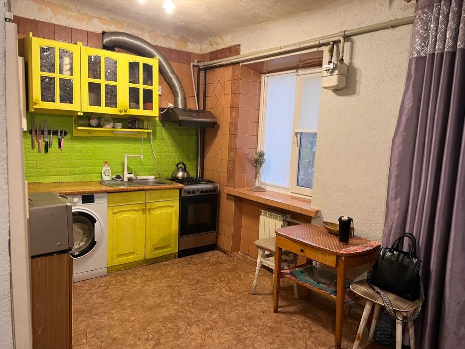 Selling a 3-room apartment on Postysheva Street.