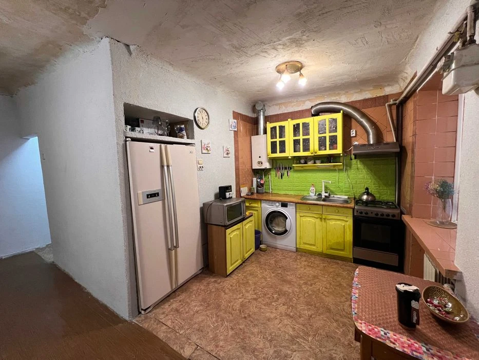 Selling a 3-room apartment on Postysheva Street.