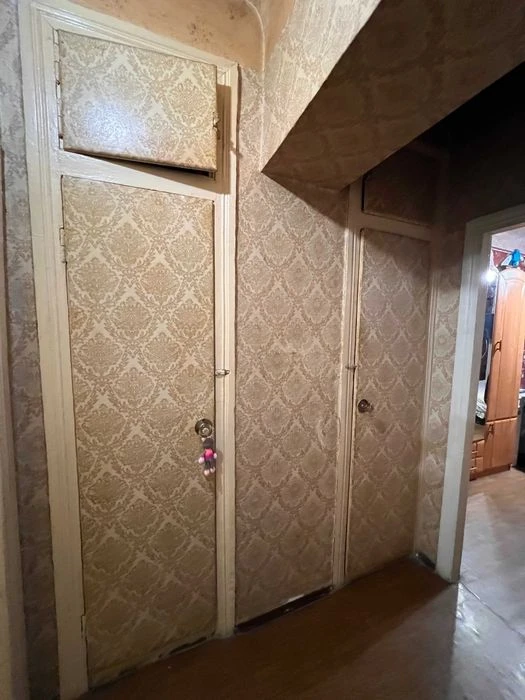 Selling a 3-room apartment on Postysheva Street.