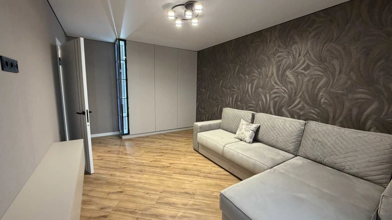 Center, 2-room on 3rd floor! All furniture and appliances! No commission 43