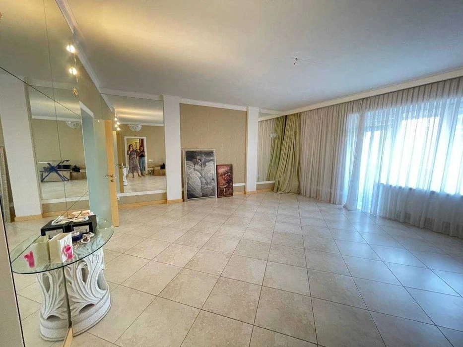 Продаж 4х кімнатної квартири в центрі міста