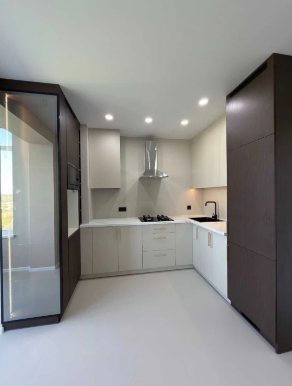 Spacious and bright 2-bedroom apartment with new renovation in