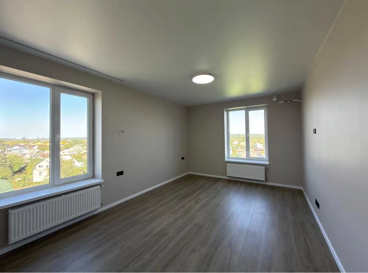 Spacious and bright 2-bedroom apartment with new renovation in