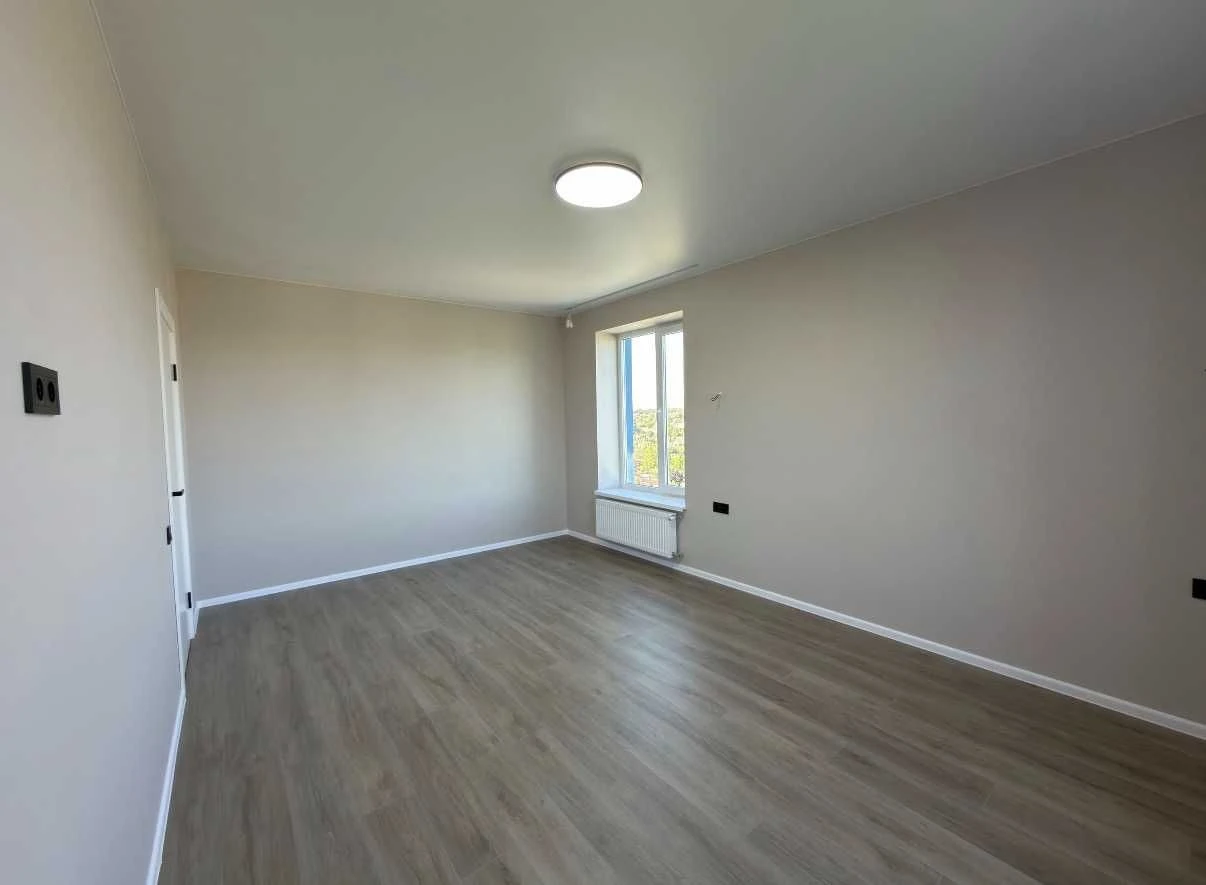 Spacious and bright 2-bedroom apartment with new renovation in