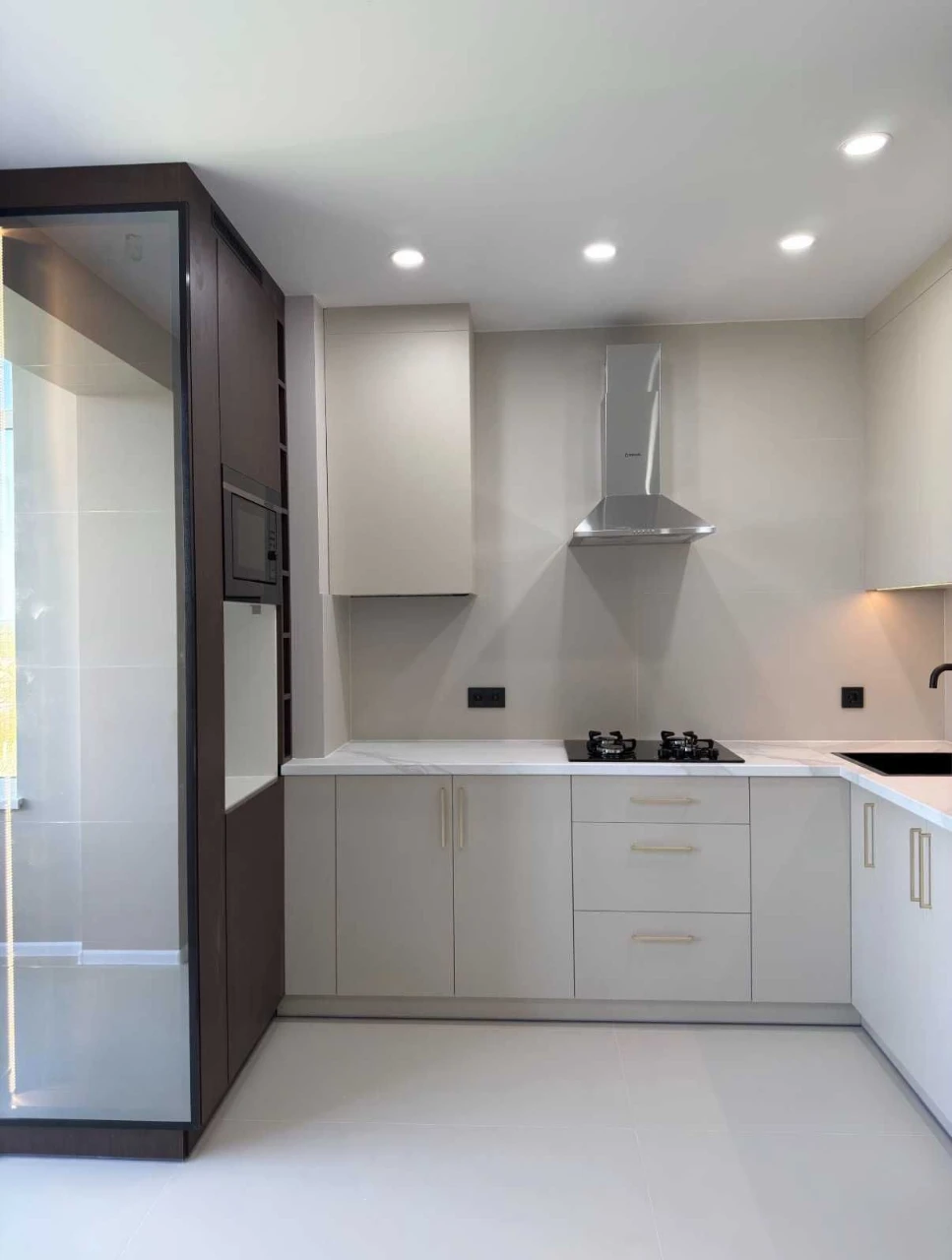 Spacious and bright 2-bedroom apartment with new renovation in
