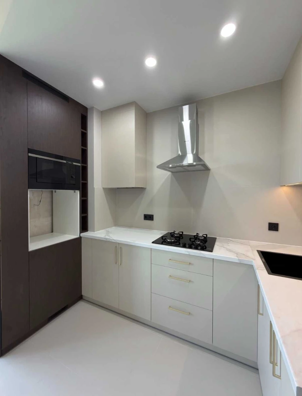 Spacious and bright 2-bedroom apartment with new renovation in