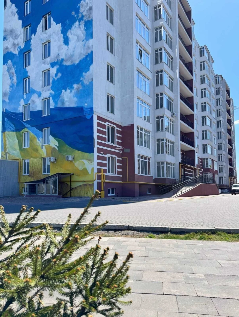 Spacious and bright 2-bedroom apartment with new renovation in