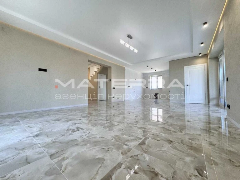 Sale of a 200 m2 house with renovation and landscaping