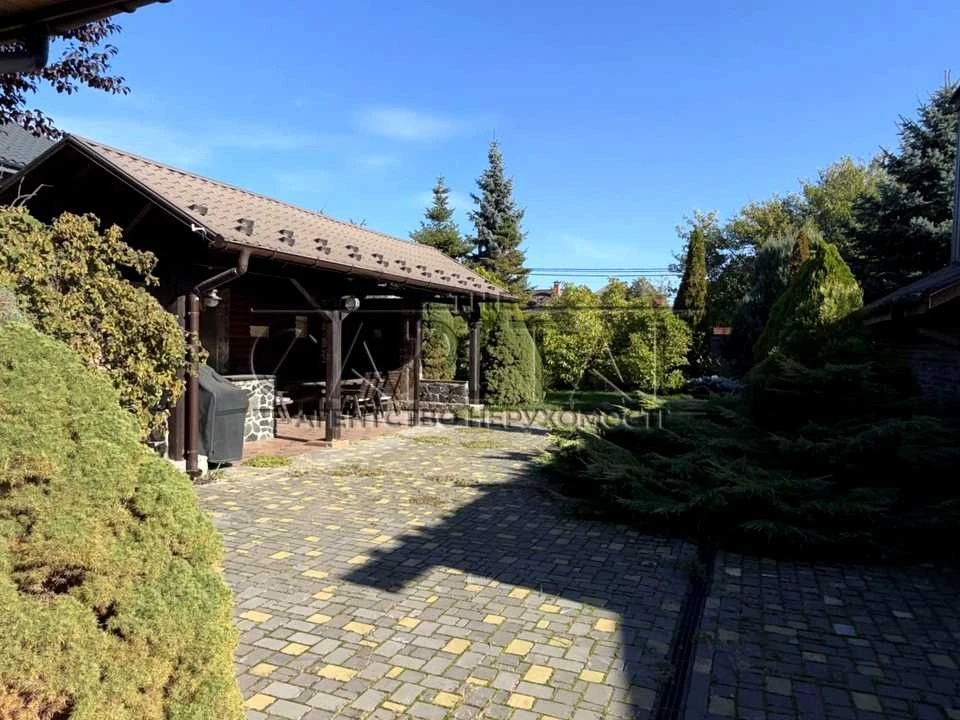 House. Kyiv, between lakes