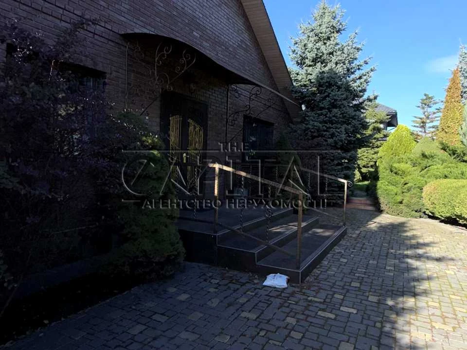 House. Kyiv, between lakes