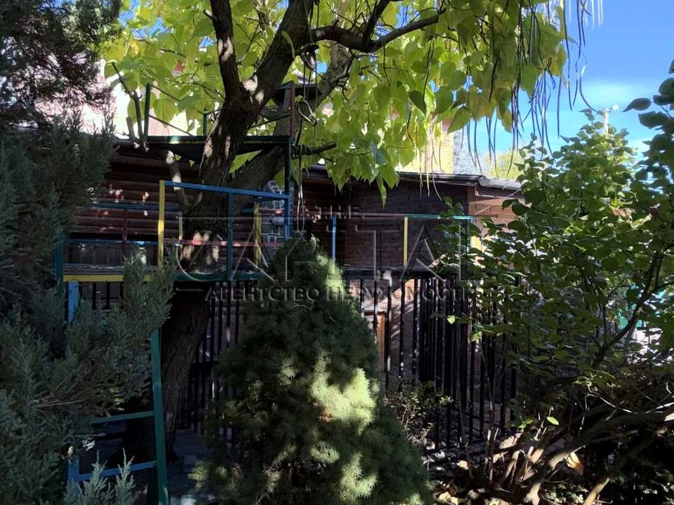 House. Kyiv, between lakes