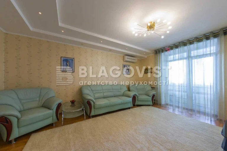 Sale of a 3-room apartment on Vasyl Verkhovynets Street, 10, M. Svjatoshyno