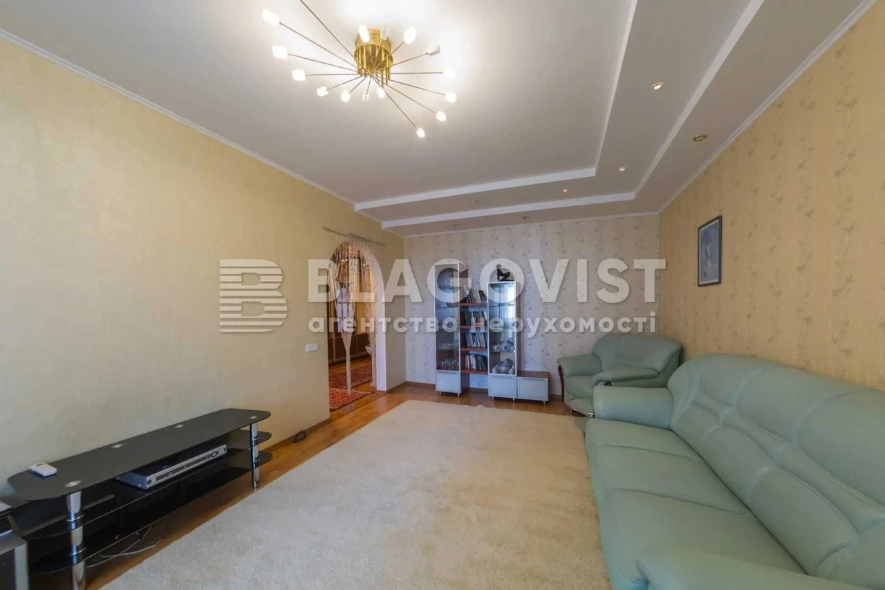 Продаж 3-к квартири вул. Верховинця Василя,10  М.Святошино