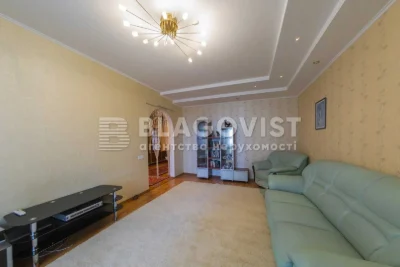 Продаж 3-к квартири вул. Верховинця Василя,10  М.Святошино
