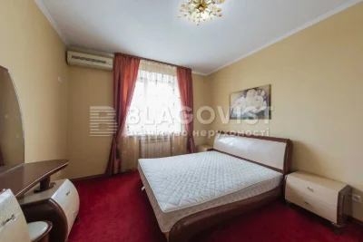 Продаж 3-к квартири вул. Верховинця Василя,10  М.Святошино