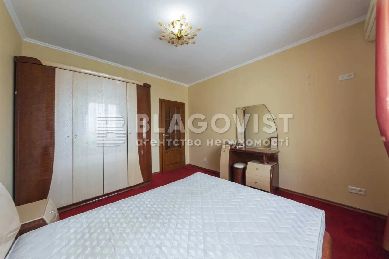 Продаж 3-к квартири вул. Верховинця Василя,10  М.Святошино