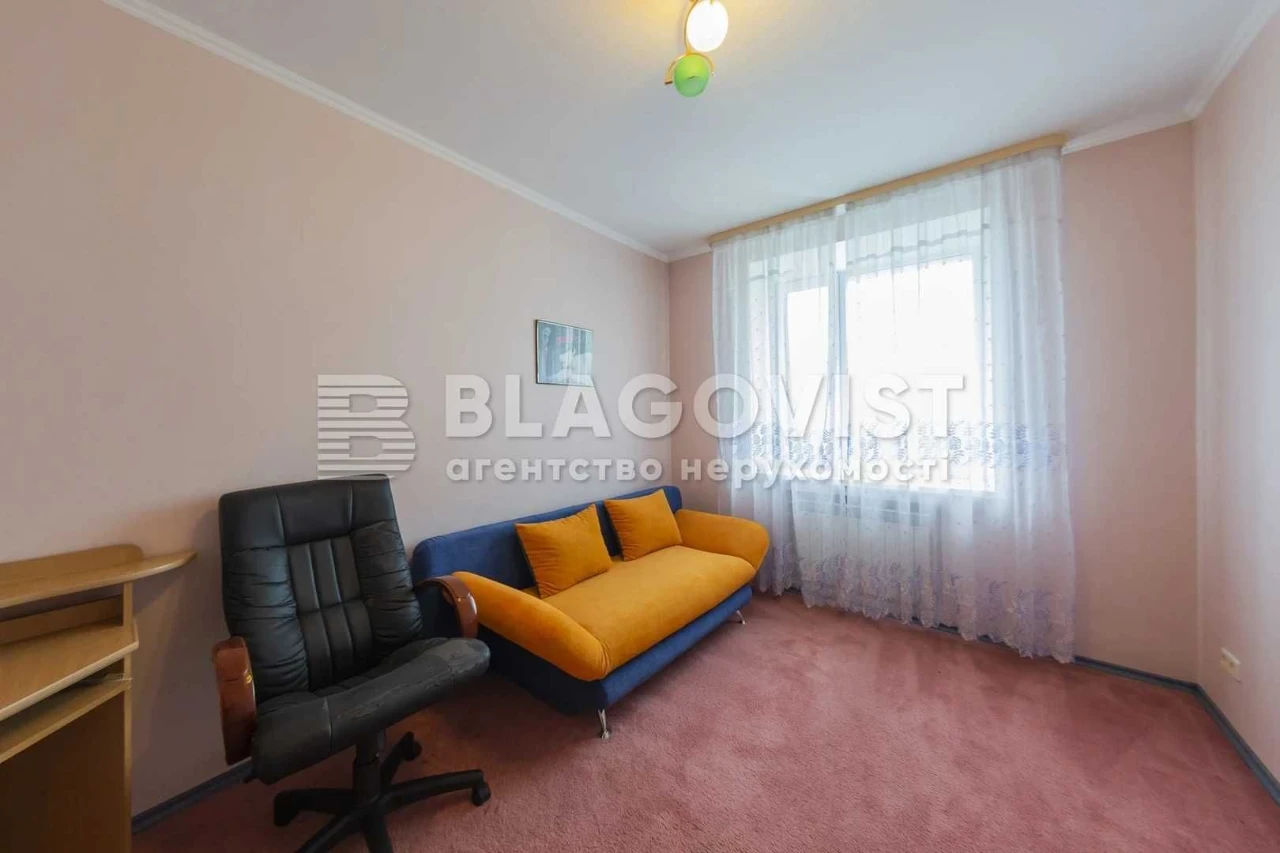 Продаж 3-к квартири вул. Верховинця Василя,10  М.Святошино