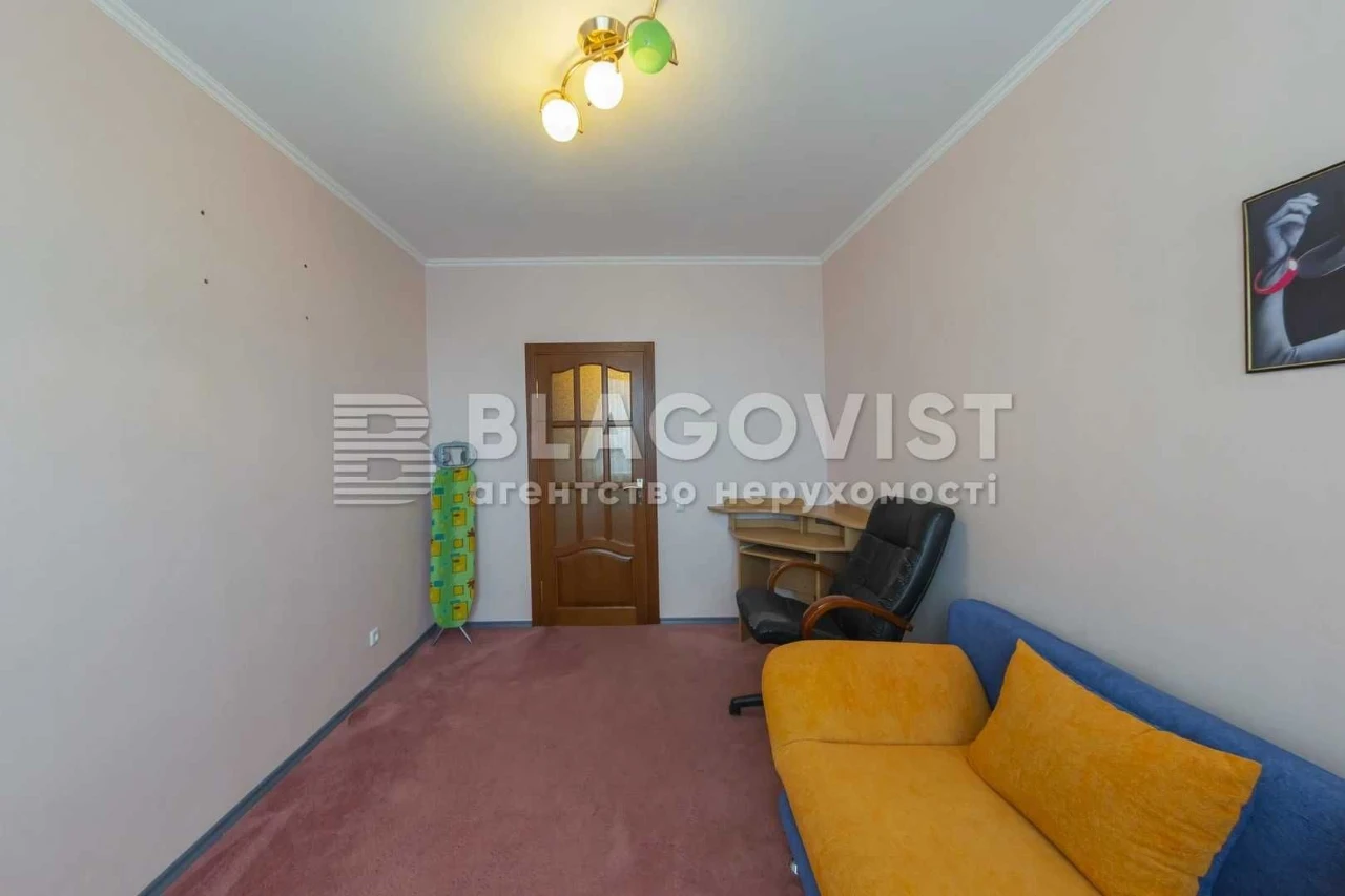 Продаж 3-к квартири вул. Верховинця Василя,10  М.Святошино