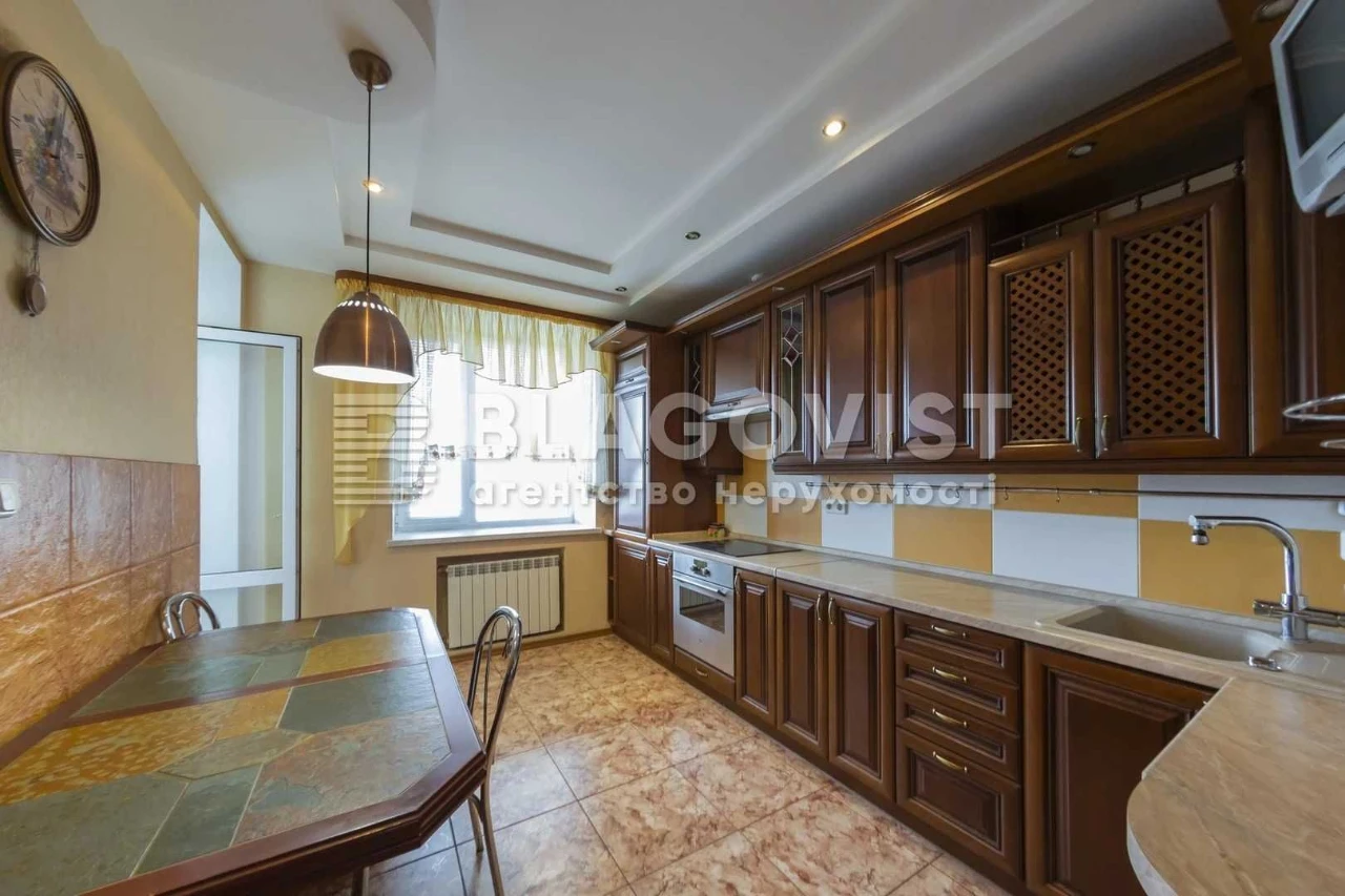 Продаж 3-к квартири вул. Верховинця Василя,10  М.Святошино