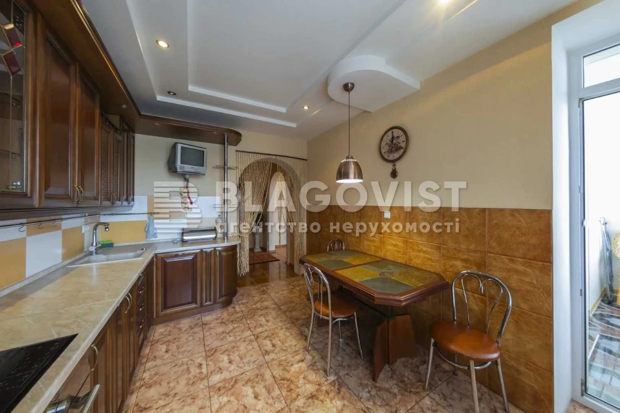 Продаж 3-к квартири вул. Верховинця Василя,10  М.Святошино