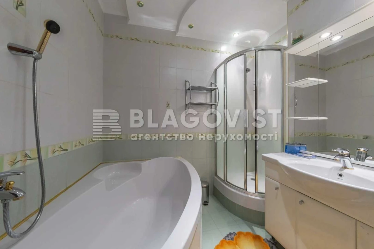 Продаж 3-к квартири вул. Верховинця Василя,10  М.Святошино