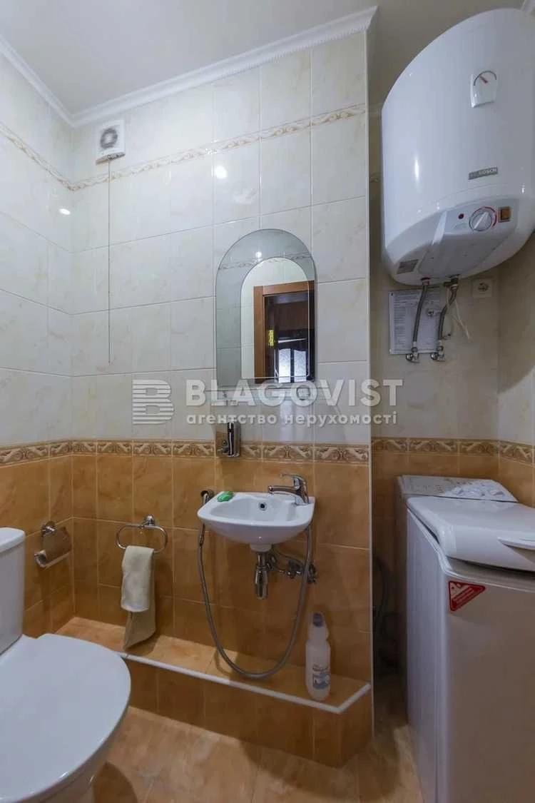 Продаж 3-к квартири вул. Верховинця Василя,10  М.Святошино