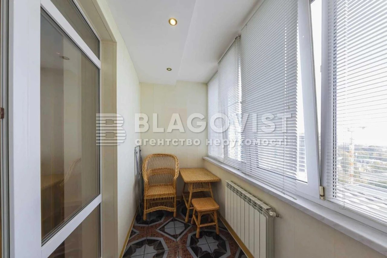 Продаж 3-к квартири вул. Верховинця Василя,10  М.Святошино