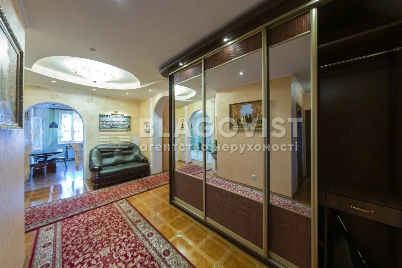 Продаж 3-к квартири вул. Верховинця Василя,10  М.Святошино