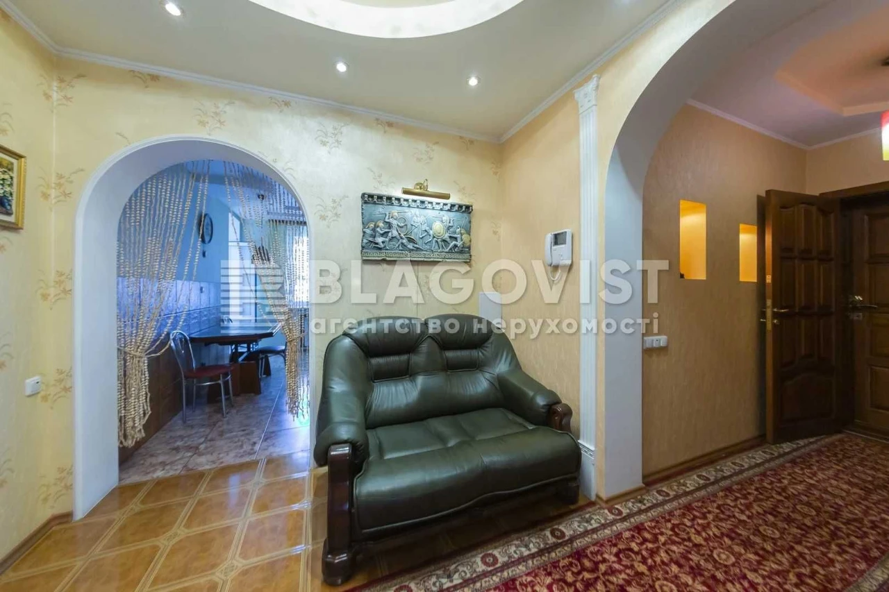 Продаж 3-к квартири вул. Верховинця Василя,10  М.Святошино