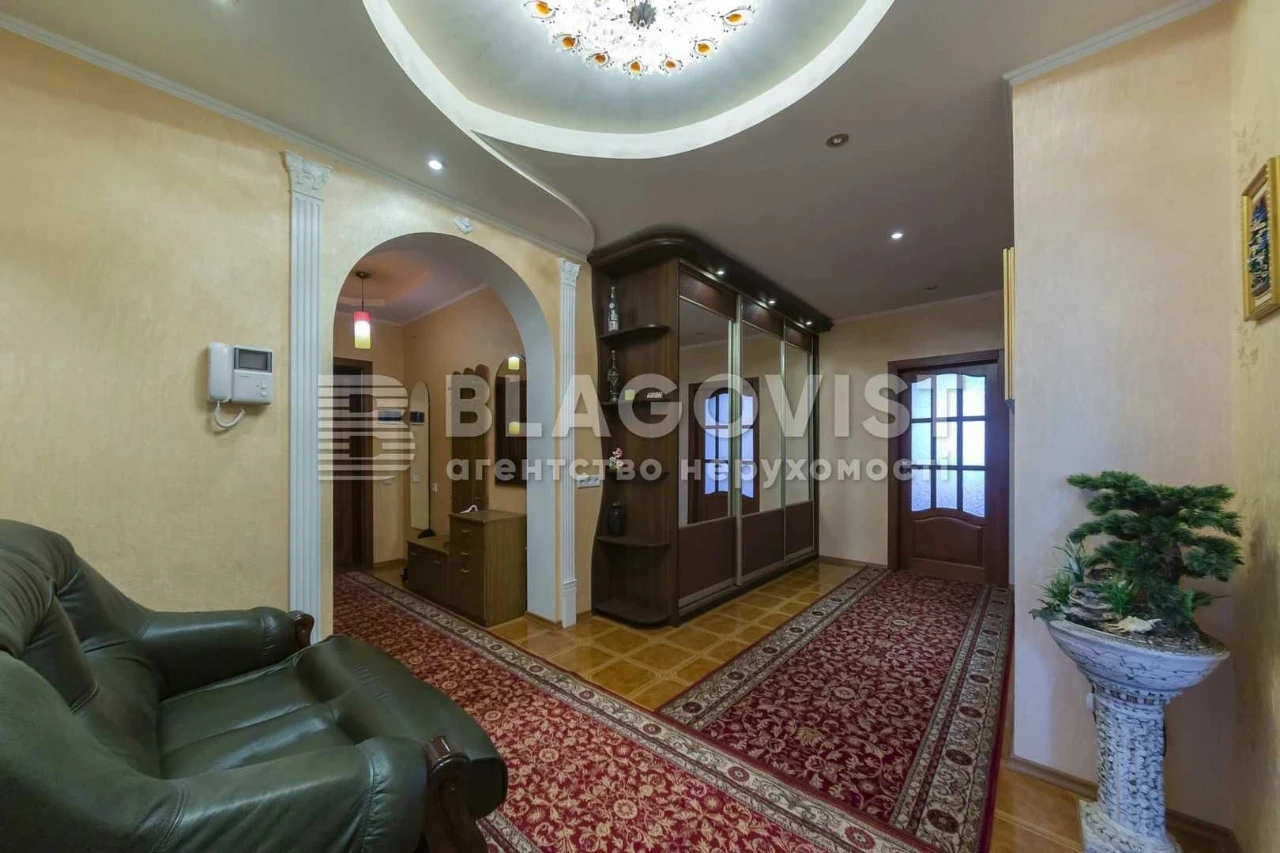 Продаж 3-к квартири вул. Верховинця Василя,10  М.Святошино